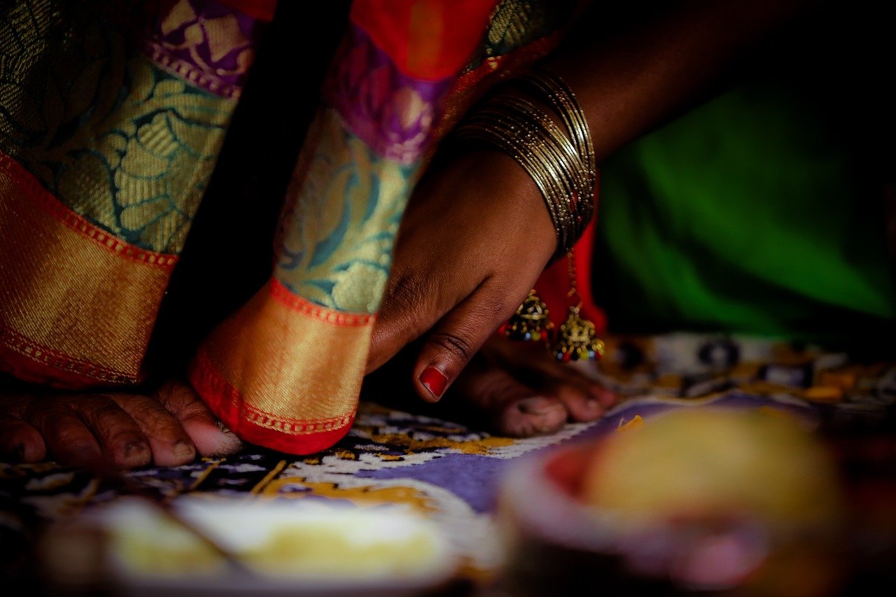 woman hand legs saree nails 8060193
