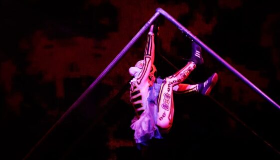 Czym jest performance art - historia, artyści i przykłady