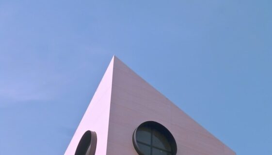 Co to jest postmodernizm w sztuce i jakie są jego cechy?